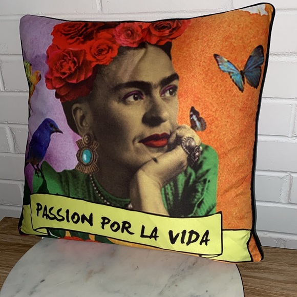 EUC FRIDA KAHLO Accent Decorative Zippered Pillow 🦋Includes Bonus Insert Pillow - Picture 15 of 15
